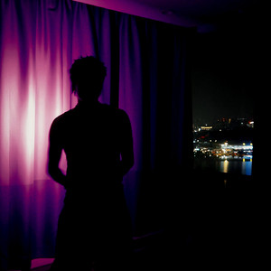 美女脱光衣服让他捅
