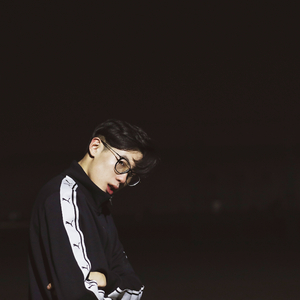 美女脱光衣服让他捅
