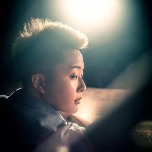 美女脱光衣服让他捅
